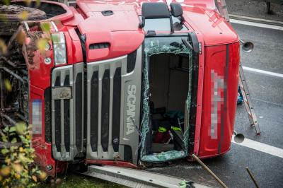 Uhingen: LKW kippt auf die B10 und sorgt fuer Verkehrschaos